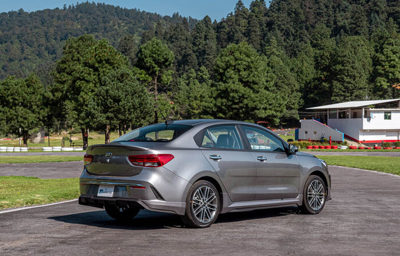 Đuôi xe KIA RIO 2023 bản Sedan