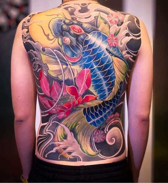 tattoo cá chép xanh kết hợp hoa mẫu đơn và hoa anh đào