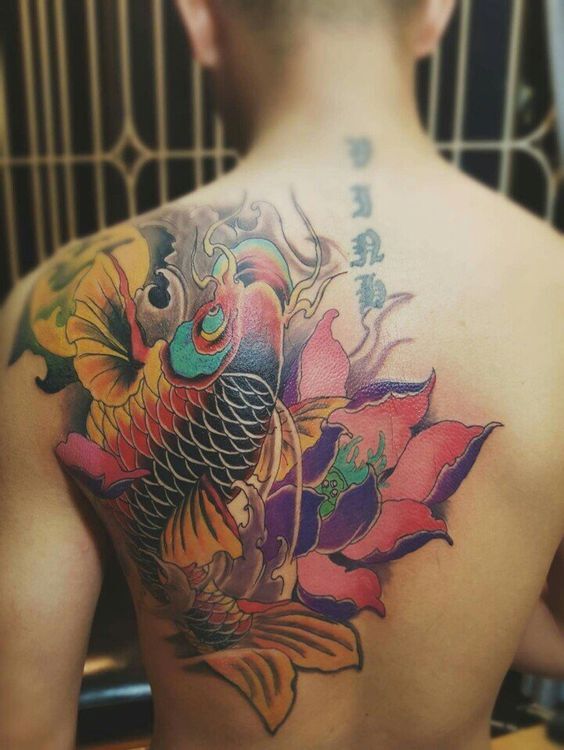 tattoo cá chép kết hợp với hoa sen cực độc đáo