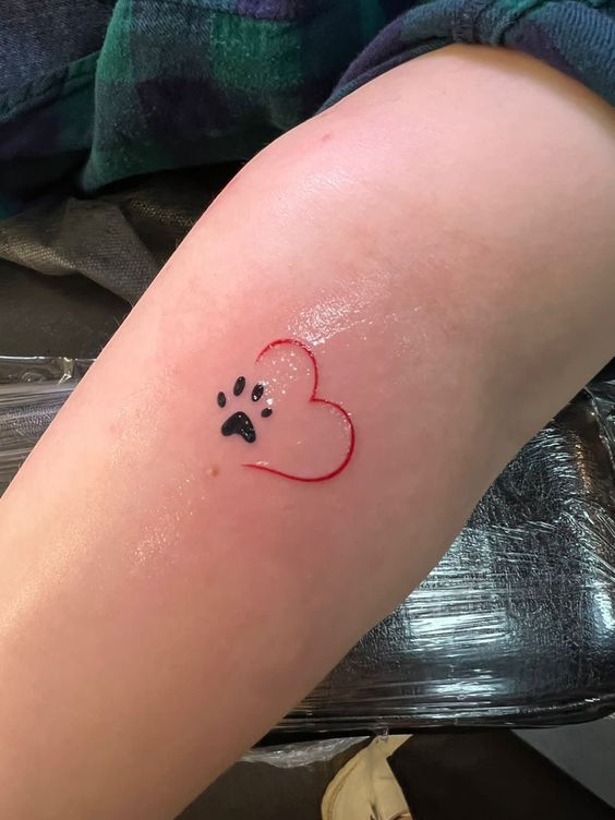 mẫu tattoo biểu tượng tình yêu siêu cute trên bắp tay