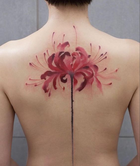 tattoo mini bông bỉ ngạn tỏa sáng ở lưng