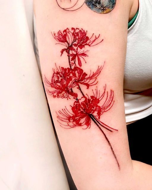 tattoo mini hoa bỉ ngạn rực rỡ nhất ở bắp tay