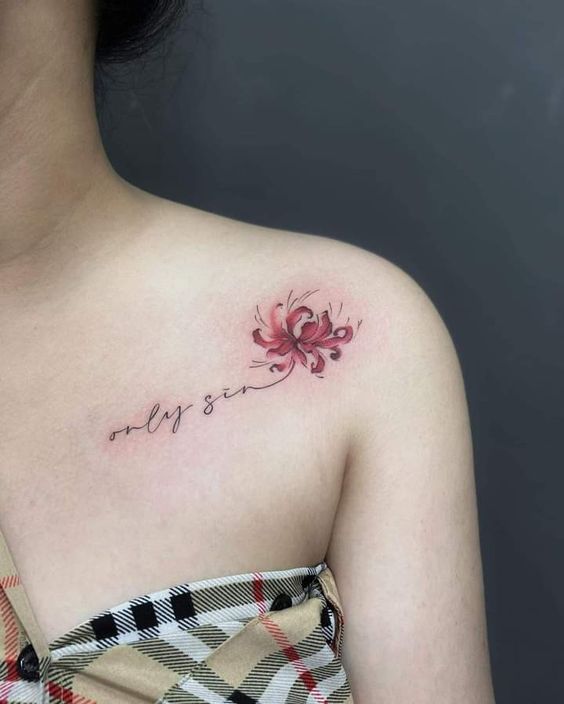 tattoo mini hoa bỉ ngạn và chữ ở vai