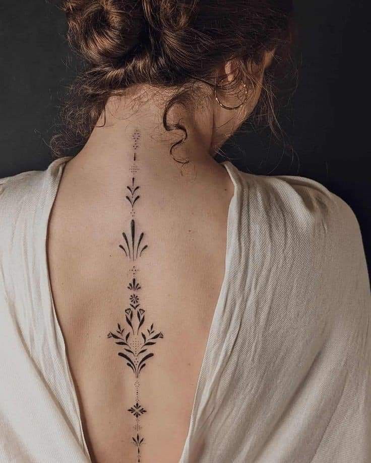 hình tattoo ở sống lưng cá tính và quyến rũ