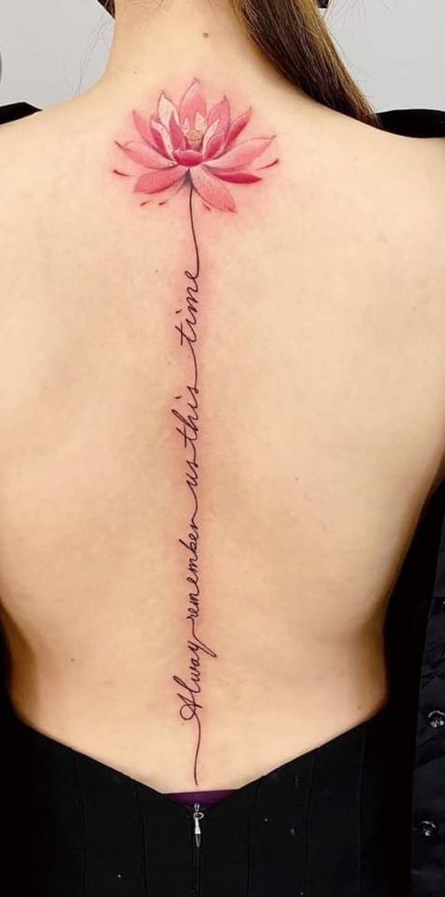 nét đẹp nhẹ nhàng của mẫu tattoo hoa sen trên lưng