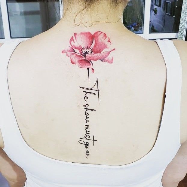 tattoo hoa anh túc nổi bật trên lưng