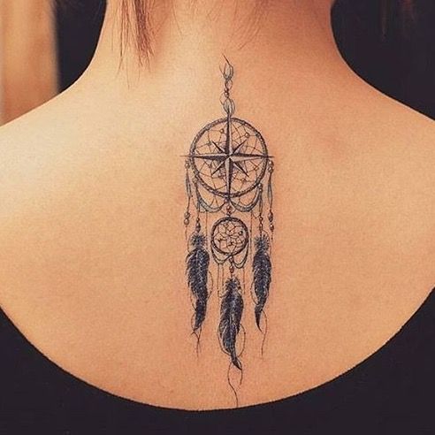 xăm dreamcatcher như chiếc bùa hộ mệnh trên lưng