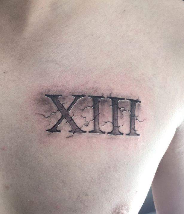 hút mắt với mẫu tattoo chữ số la mã trước ngực