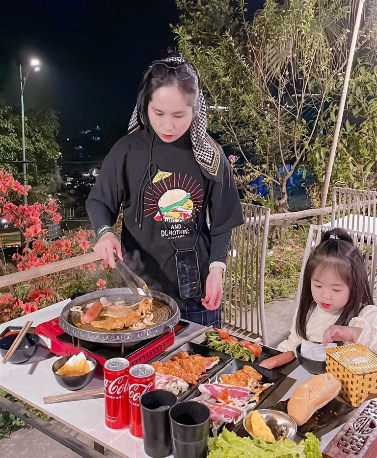 Homestay cung cấp các set nướng BBQ ngoài trời với mức giá phải chăng chỉ từ 199.000đ/ người.