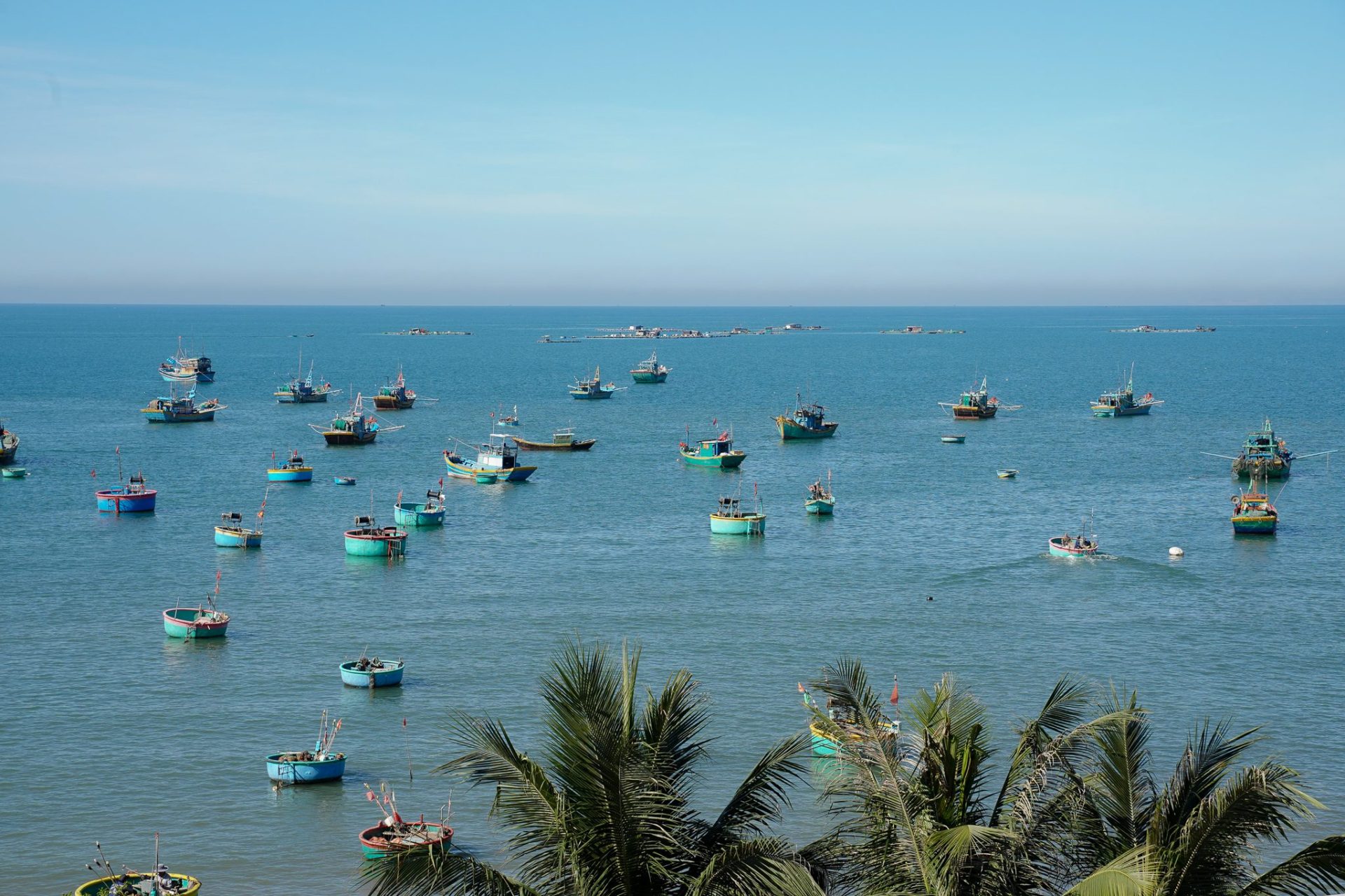 Khung cảnh làng chài thanh bình