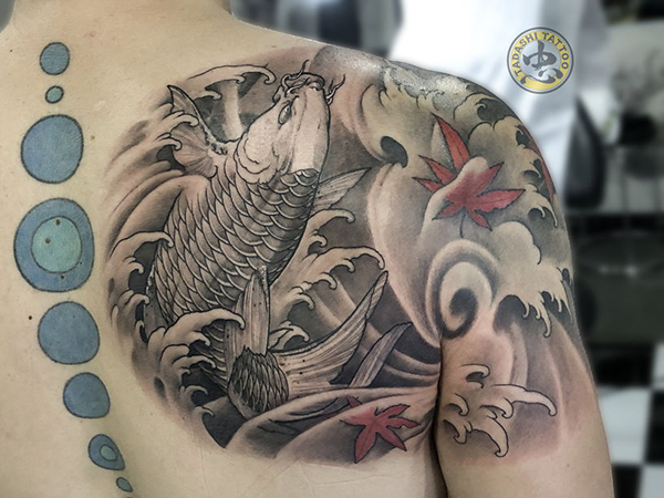 Điểm xuyến vài chếc lá thu rơi thêm màu sắc cho mẫu tattoo cá chép full lưng