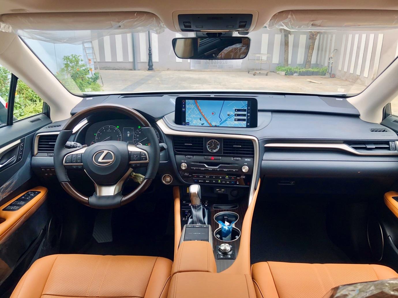 Khoang lái của Lexus RX300