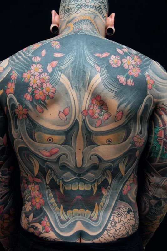 tattoo mặt quỷ khổng lồ kết hợp họa tiết hoa anh đào