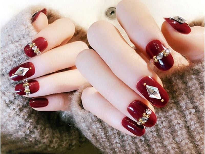 Nail đỏ nhũ phối đá lấp lánh