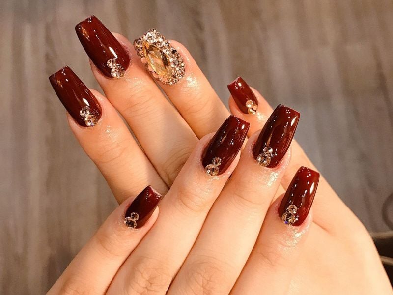 Mẫu nail Tết màu đỏ cổ điển