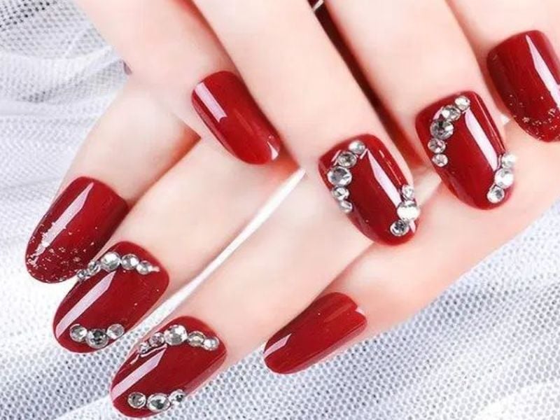 Mẫu nail đỏ đính đá