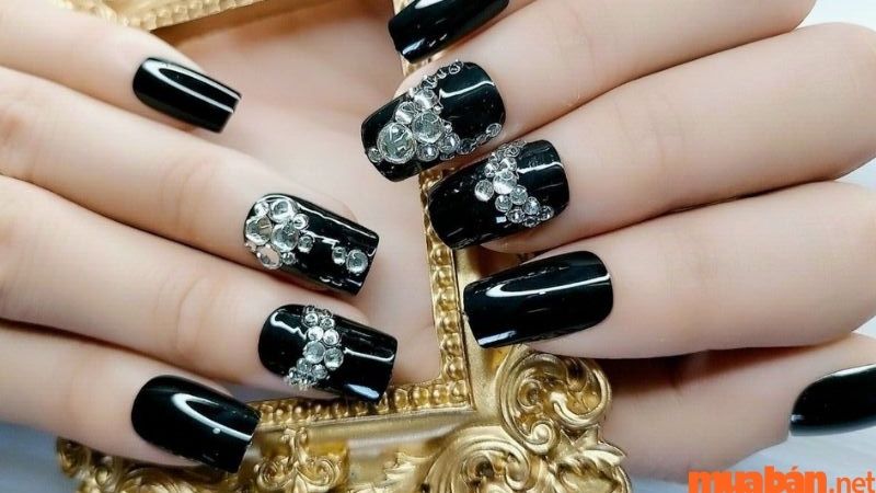 Mẫu nail đen đính đá cá tính 