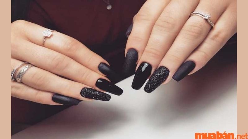 Mẫu nail đen nhám cho da ngăm 