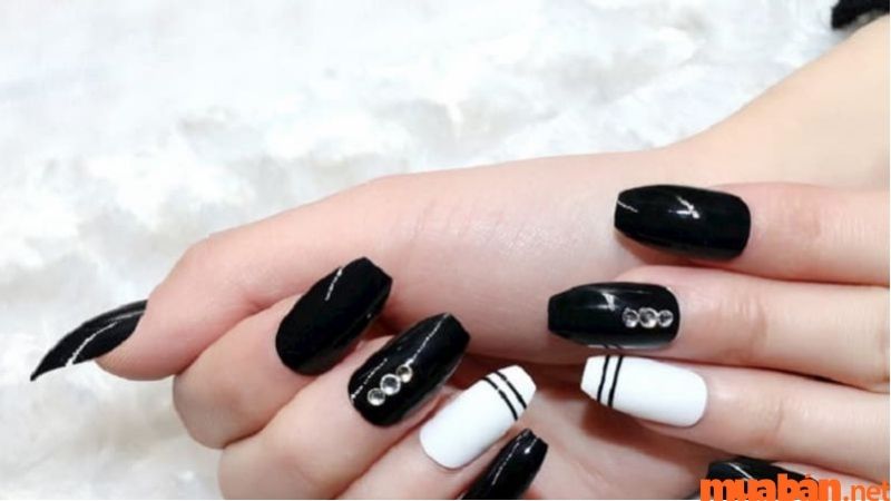 Nail dễ thương màu đen trắng