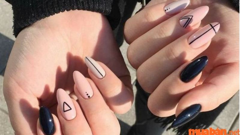 Nail đen hoạ tiết hồng