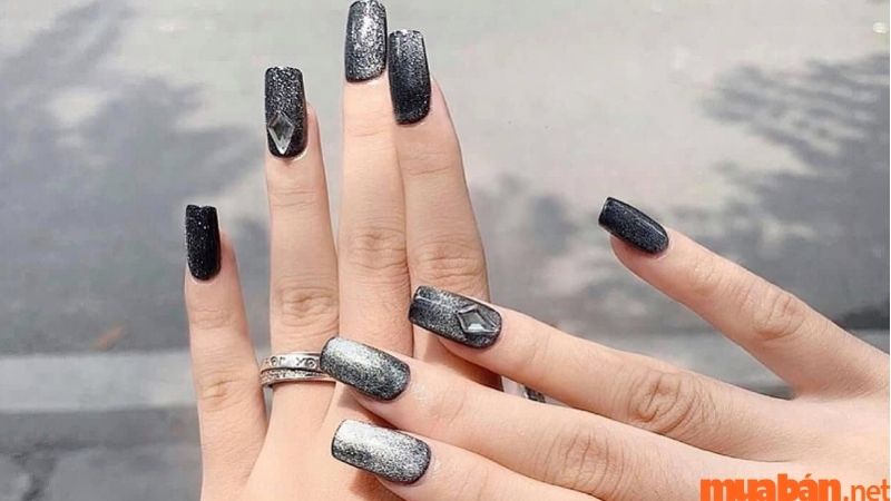 Mẫu nail đen nhũ lấp lánh