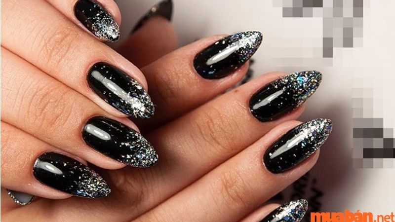 Mẫu nail màu đen ánh nhũ