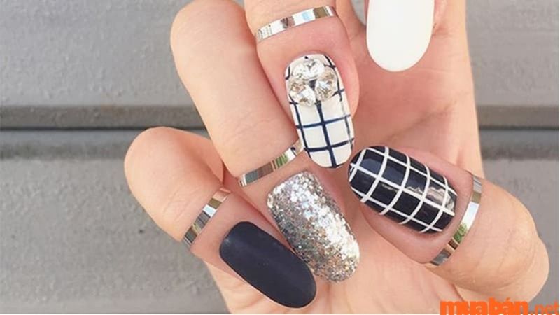 Mẫu nail màu đen caro