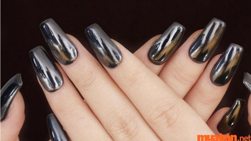 Mẫu nail màu đen tráng gương