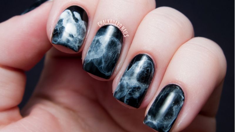 Mẫu nail màu đen loang