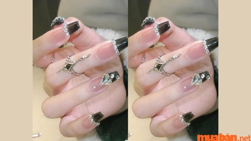 Mẫu nail đen đính đá cá tính 