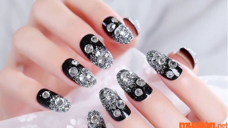 Mẫu nail đính đá sang chảnh