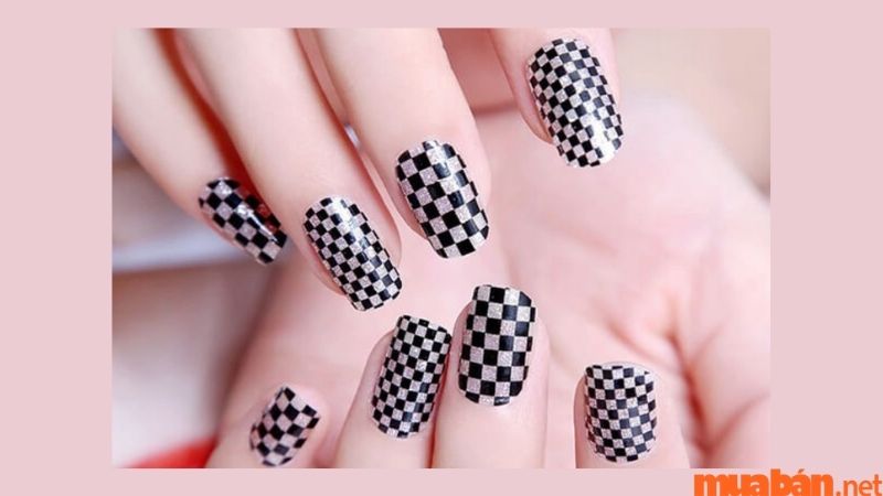 Mẫu nail màu đen kẻ caro