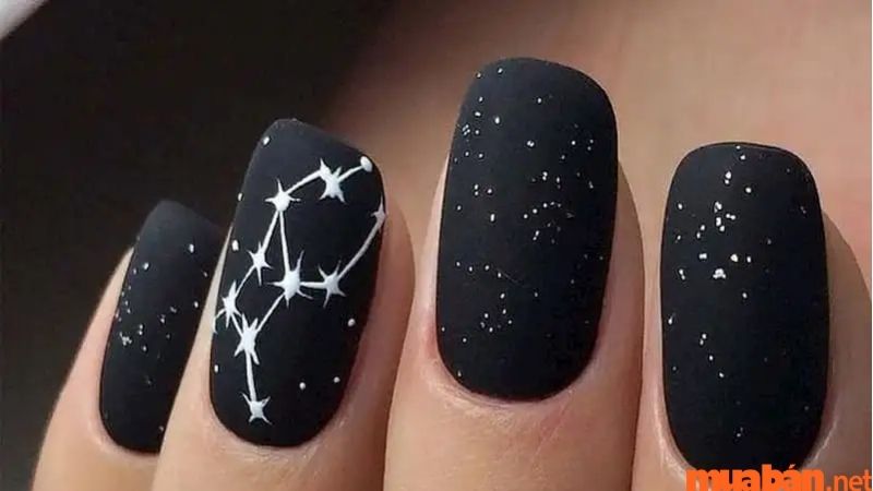 Mẫu nail màu đen họa tiết các chòm sao