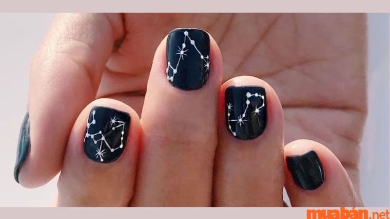 Nail màu đen hoạ tiết các chòm sao