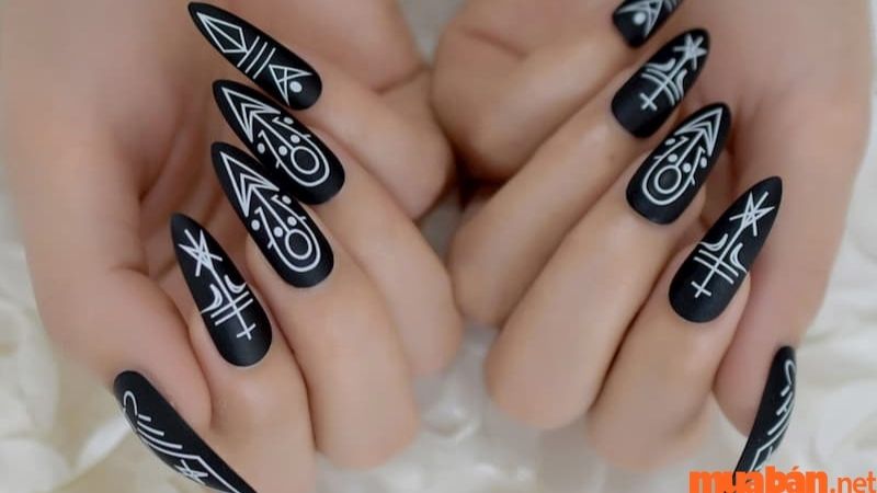 Mẫu nail màu đen