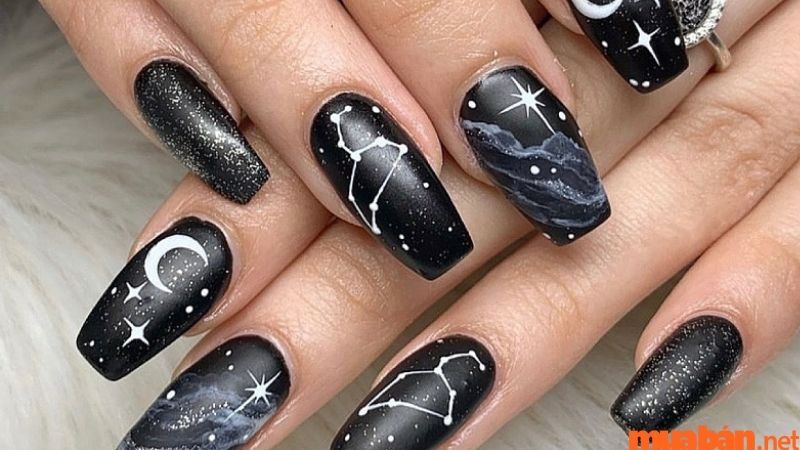 Mẫu nail màu đen họa tiết các chòm sao