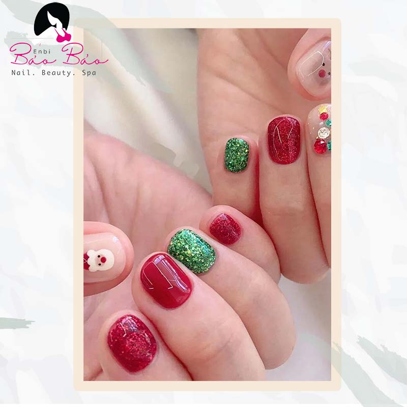 Mẫu nail màu đỏ và xanh lá cây