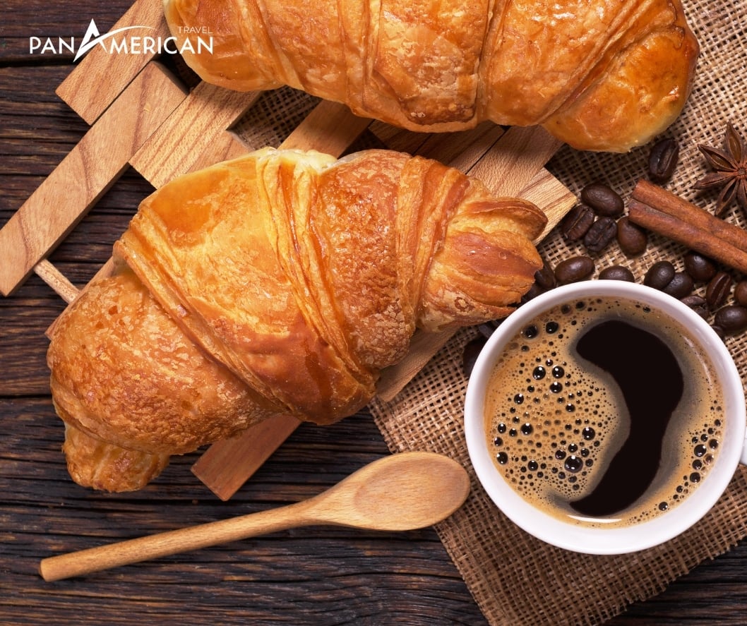 Thưởng thức croissant - món bánh đặc trưng của Pháp