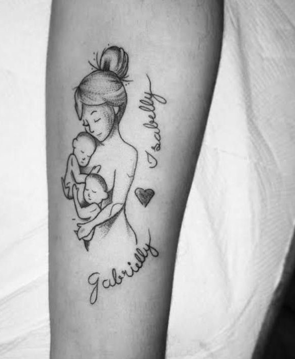 mẫu tattoo mẹ bồng con trên cánh tay tinh tế