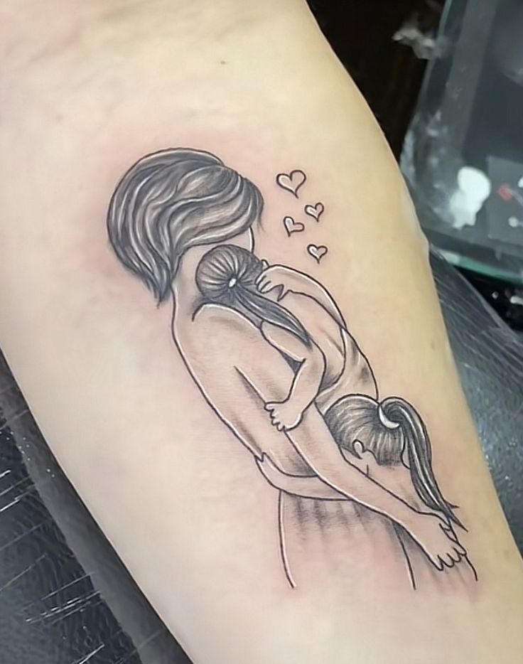 tattoo mẹ ôm hai cô con gái vào lòng