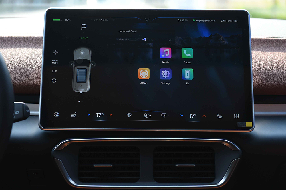 Tiện nghi VF 8 - Màn hình giải trí cảm ứng rộng 15,6 inch hiện đại đặt ở vị trí trung tâm khoang lái