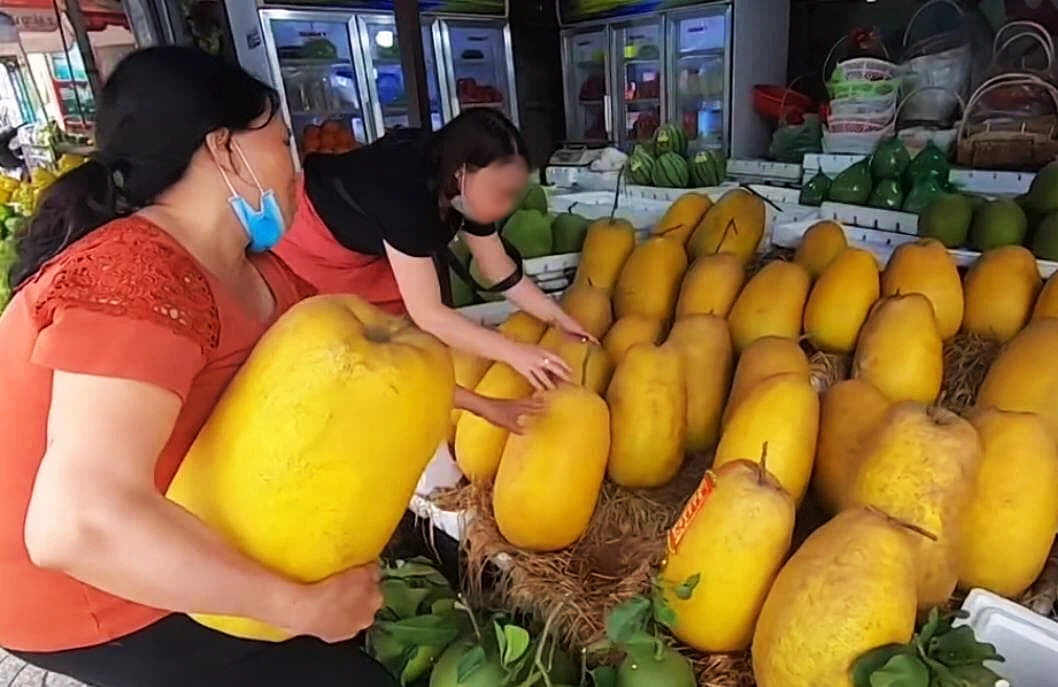 Loại quả kỳ lạ gây sốt ở Sài Gòn với tên gọi "trái kỳ đà", to gần bằng người ôm và có giá cả triệu đồng 1 quả - Ảnh 1.