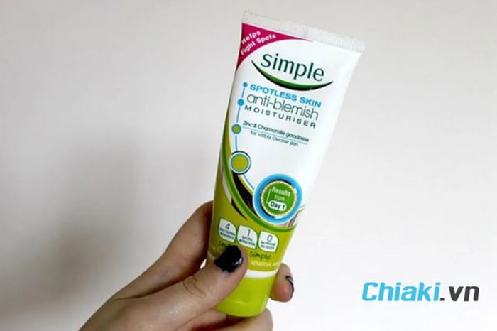 Kem dưỡng ẩm Simple cho da dầu mụn Spotless Skin Anti- Blemish Moisturiser