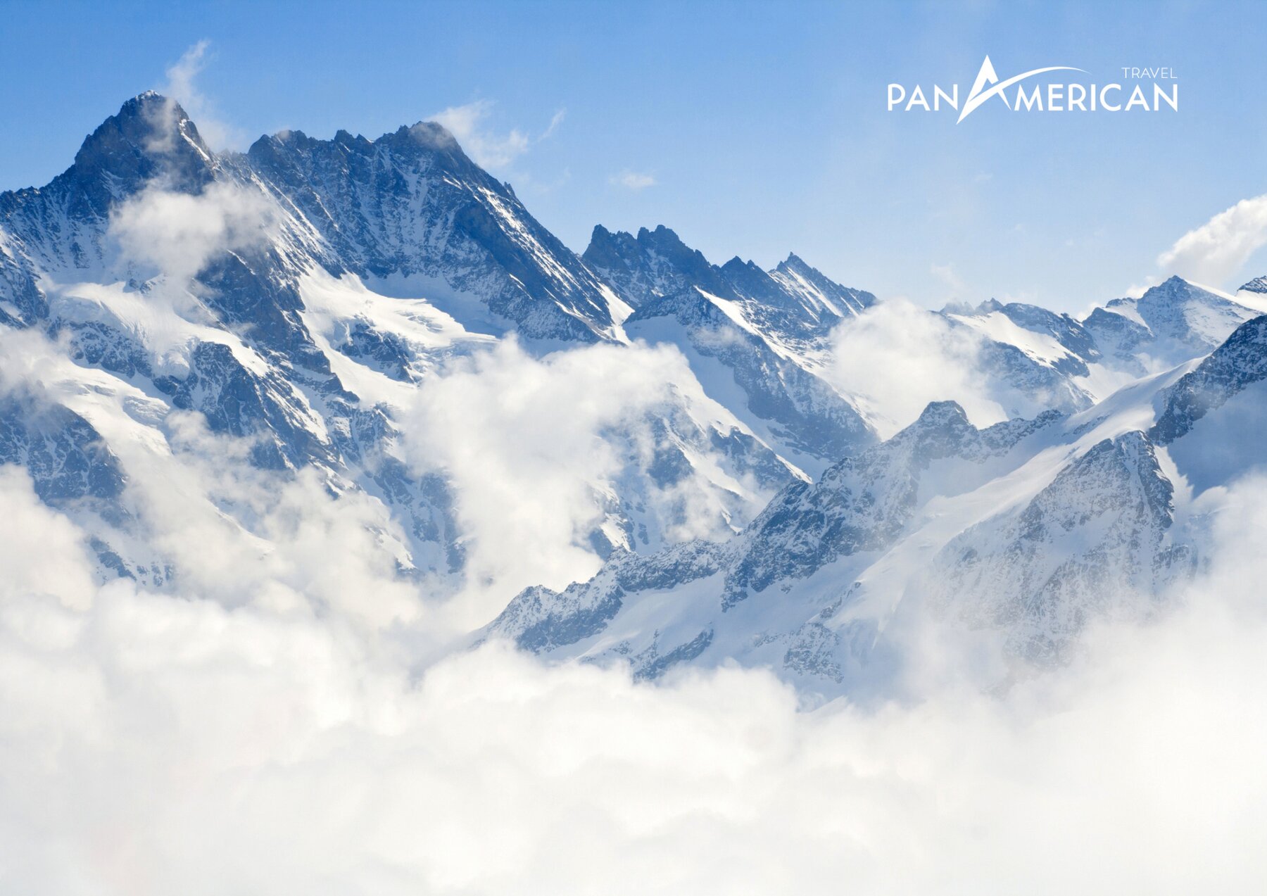 Dãy núi Jungfraujoch nổi bật trên nền tuyết trắng