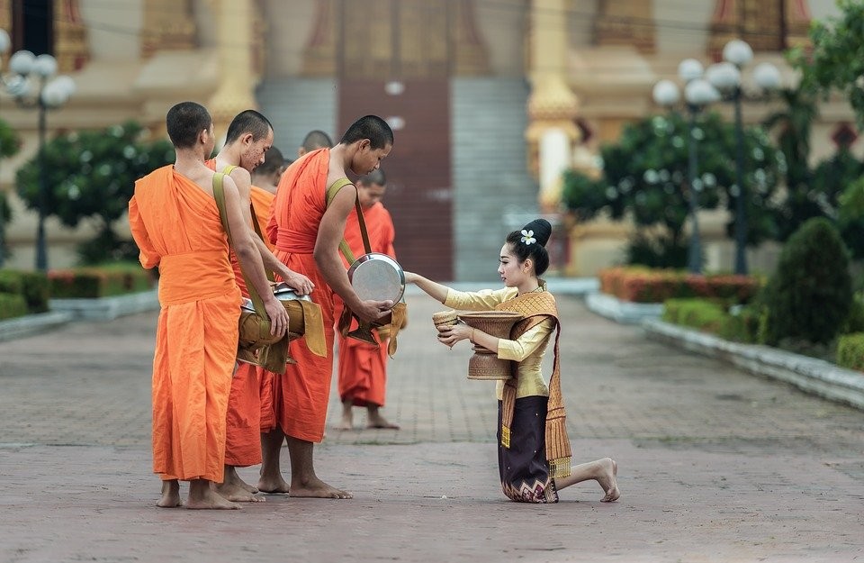 Khi phụ nữ ở Thái Lan muốn cúng dường nên đặt vào đĩa của nhà sư