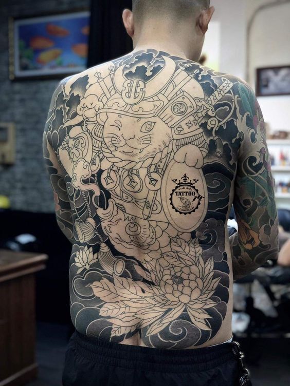 tattoo hình xăm mèo thần tài kín lưng đơn sắc