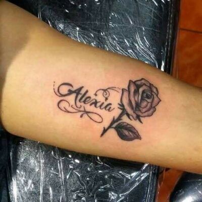 tattoo chữ tên kết hợp hoa hồng