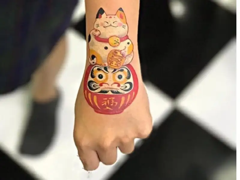 Hình xăm vòng tay Nhật cổ mèo thần tài Maneki-neko