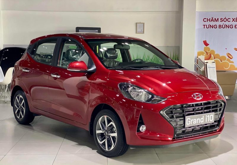 Ngoài 2 đường gân dập nổi 2 bên rìa, nắp ca-pô Hyundai i10 2022 nay có thêm 2 đường gân ở giữa