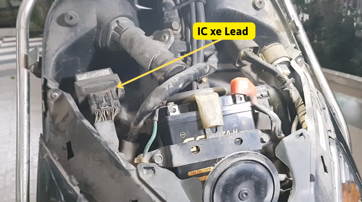 xe lead mở khóa không lên điện